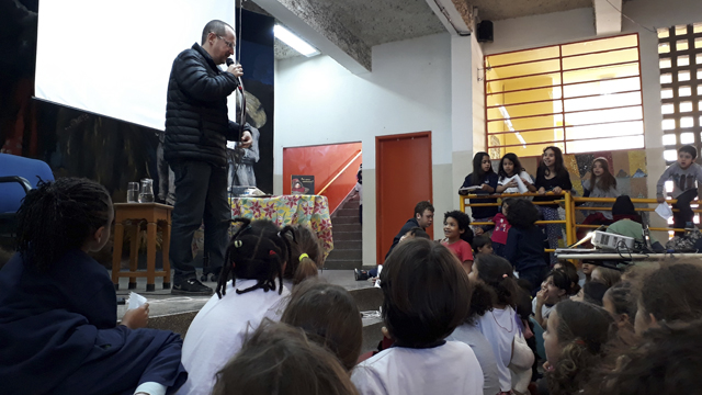 Escritor Ilan Brenman conversa com estudantes da Amorim Lima